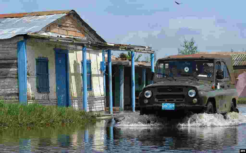 Guanimar, Cuba y los autos transitando tras el huracán Iván por Cuba. 