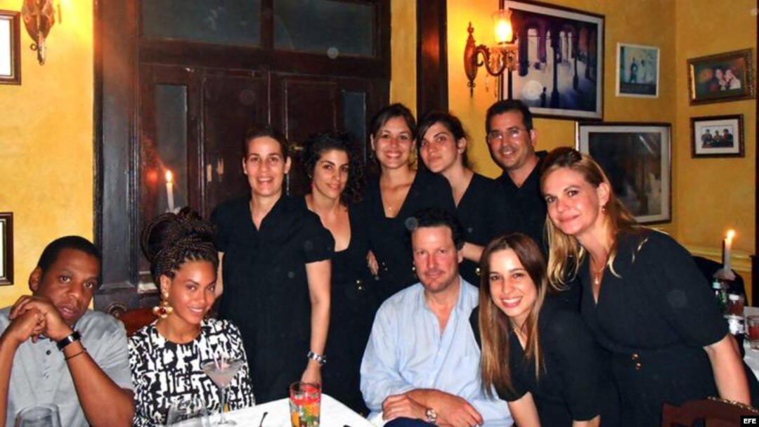 Beyoncé posa junto a empleados en un restaurante privado en La Habana
