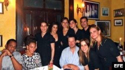 Beyoncé posa junto a empleados en un restaurante privado en La Habana