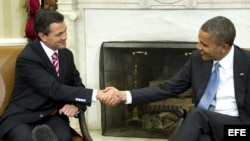 El presidente estadounidense, Barack Obama, se reúne con el mandatario electo mexicano, Enrique Peña Nieto, en la Oficina Oval de la Casa Blanca en Washington DC (EE.UU.)