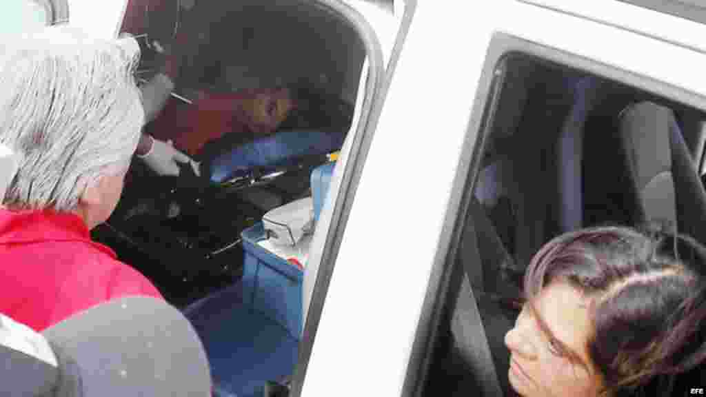 Una joven herida es llevada a un centro asistencial tras una explosión en la estación del metro Escuela Militar