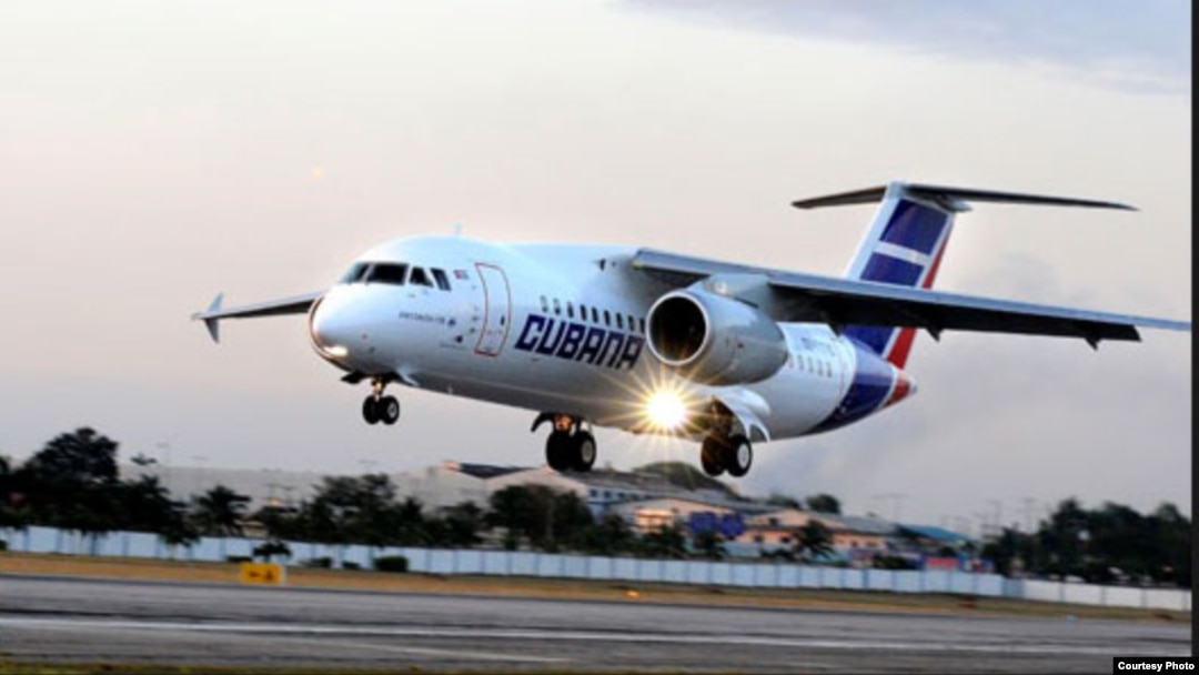 Un Antonov-158 de Cubana aterriza en La Habana.