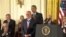 Presidente de Miami Dade College dedica medalla presidencial a los inmigrantes