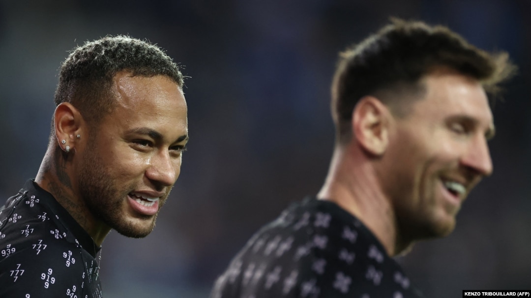 Neymar y Messi a punto de jugar en el Paris Saint-Germain, el 15 de septiembre de 2021. (KENZO TRIBOUILLARD / AFP).