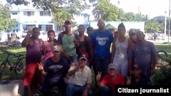 Activistas juntoa a Guillemro Farinas 4 de septiembre.Foto Yoel Bencomo.