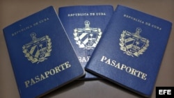 Vista de pasaportes cubanos en una oficina de Inmigración en Ecuador