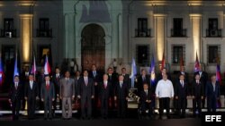 Una postal muestra el Monumento al Maine