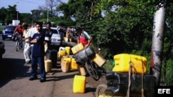 Archivo - Un grupo de "Pimpineros" venden gasolina de contrabando en el arcén de la carretera cerca de Cúcuta (Colombia) cerca de la frontera colombo-venezolana. 