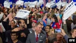Simpatizantes de Donald Trump celebran su triunfo en las primarias de Carolina del Sur.