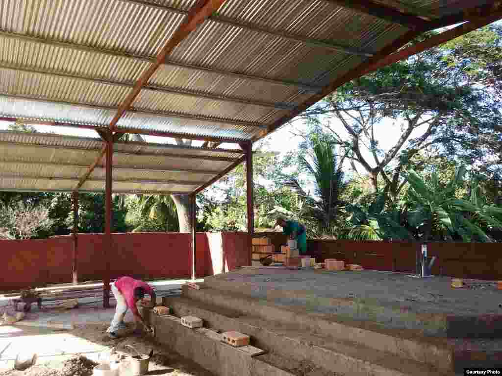 Interior, vista del lugar del púlpito y local ya techado para la iglesia cristiana en Camagüey.