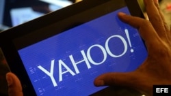 Una persona observa el nuevo logo de la compañía Yahoo, en su página web hoy, miércoles 4 de septiembre de 2013, en Los Ángeles, California.