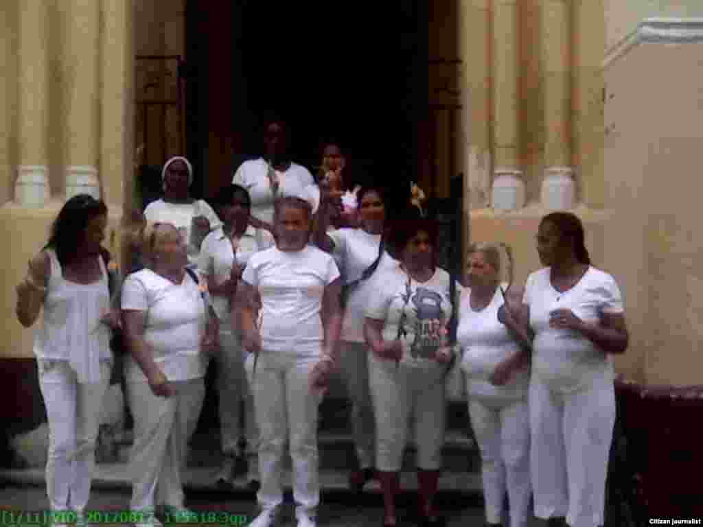 Damas de Blanco Centro Habana Domingo 17 abril al salir de la Iglesia de la Caridad en Centro Habana Foto Steve M Pardo