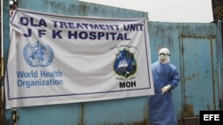 Entrada de la unidad de tratamiento del ébola del Hospital J.F.Kennedy en Monrovia, Liberia.