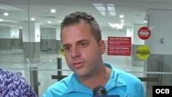 Yoelvis Gattorno a su llegada al Aeropuerto Internacional de Miami. 