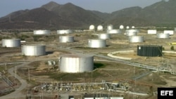 En la imagen, tanques de almacenamiento de petróleo en unas instalaciones de Petróleos de Venezuela S.A (PDVSA).