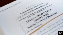 Una copia del proyecto de ley H.R.5376, Build Back Better. AP Photo/J. Scott Applewhite