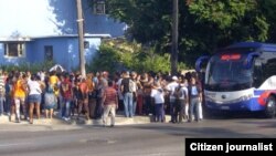 Reporta Cuba. Cola para abordar un ómnibus. Foto: Luis Lázaro Guanche.