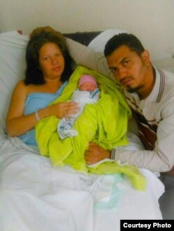 Bebé Melania recién nacida junto a sus padres, en México.
