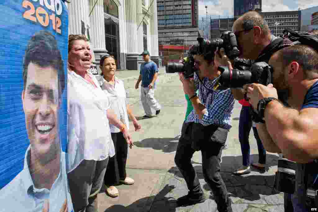 Una mujer grita consignas junto a un afiche del líder opositor venezolano Leopoldo López. EFE