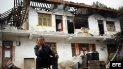 Residente china y su vivienda dañada por el terremoto