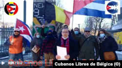 La organización Cubanos Libres de Bélgica leen una declaración de apoyo a la libertad de Cuba.