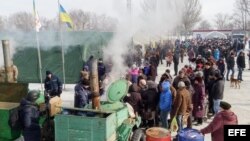 Distribución de comida caliente y té a pobladores de la ciudad ucraniana de Avdiivka
