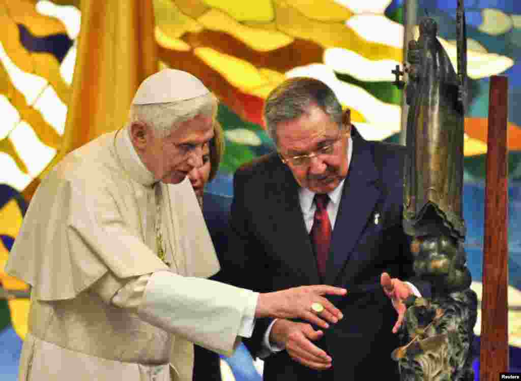 Castro le regaló una escultura de la Virgen de la Caridad del Cobre de un metro y medio.