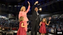 Ted Cruz, senador por Texas, con su esposa, Heidi, y sus hijas Catherine y Caroline, durante un acto en la Liberty University de Lynchburg, Virginia.