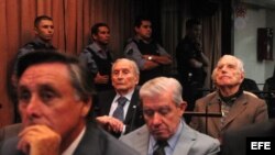 El exdictador argentino Reynaldo Bignone (d) asiste al inicio del juicio por crímenes de lesa humanidad.