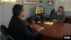 (i-d) El periodista Ricardo Quintana conversa con el abogado Arno J. Lemuns.