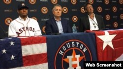Yulieski Gurriel (i) junto a Jeff Luhnow (d), gerente general de los Astros de Houston.