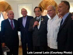 Tomás Regalado (i), Randy Espinet (d) y amigos de Luis Conte Aguero.