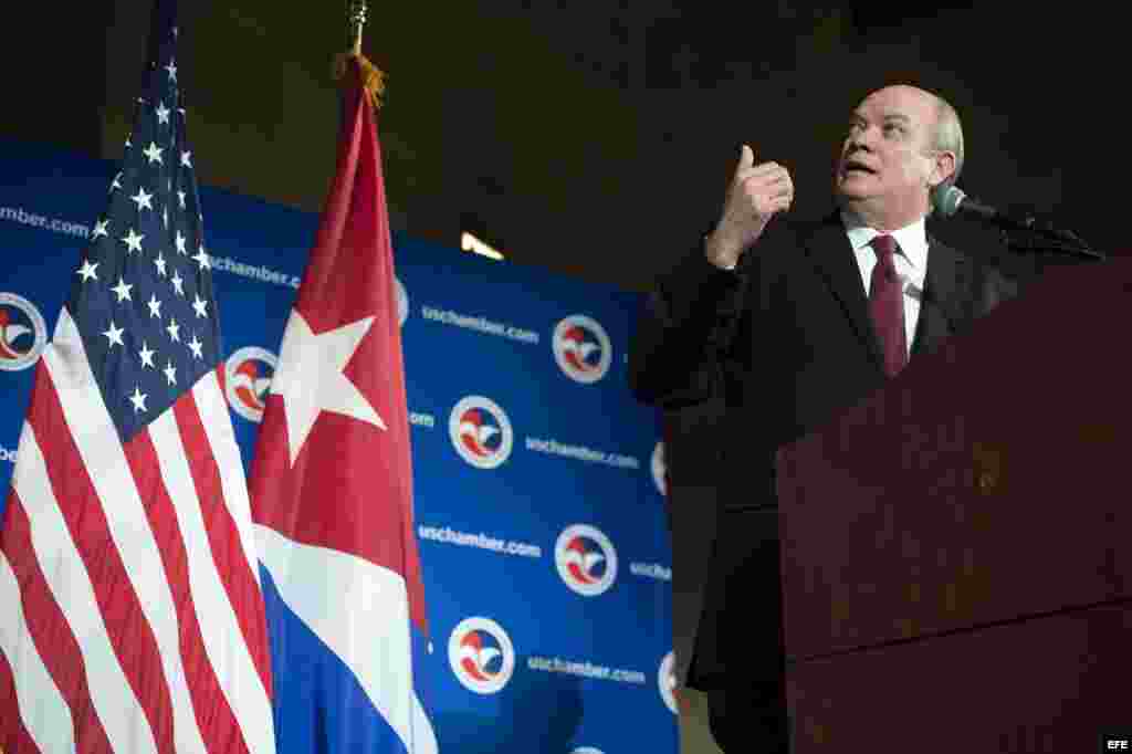 El ministro de Comercio de Cuba, Rodrigo Malmierca, pronuncia un discurso en la Cámara de Comercio en Washington, Estados Unidos.