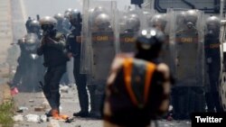 Policía bolivariana reprime protesta opositora en Caracas.