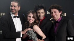 El director Alejandro Brugués (i) y actores Alexis Díaz (d), Jazz Vilá (2d), y Andrea Duro (2i) posan con el Goya a la mejor película iberoamericana, por "Juan de los Muertos", premiada en la gala de la XXVII edición de los premios Goya 