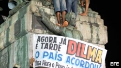 Un grupo de manifestante con una pancarta que dice "Ahora ya es tarde, Dilma" participa de una protesta contra la corrupción y la llamada PEC 37 (Propuesta de Enmienda Constitucional número 37). 