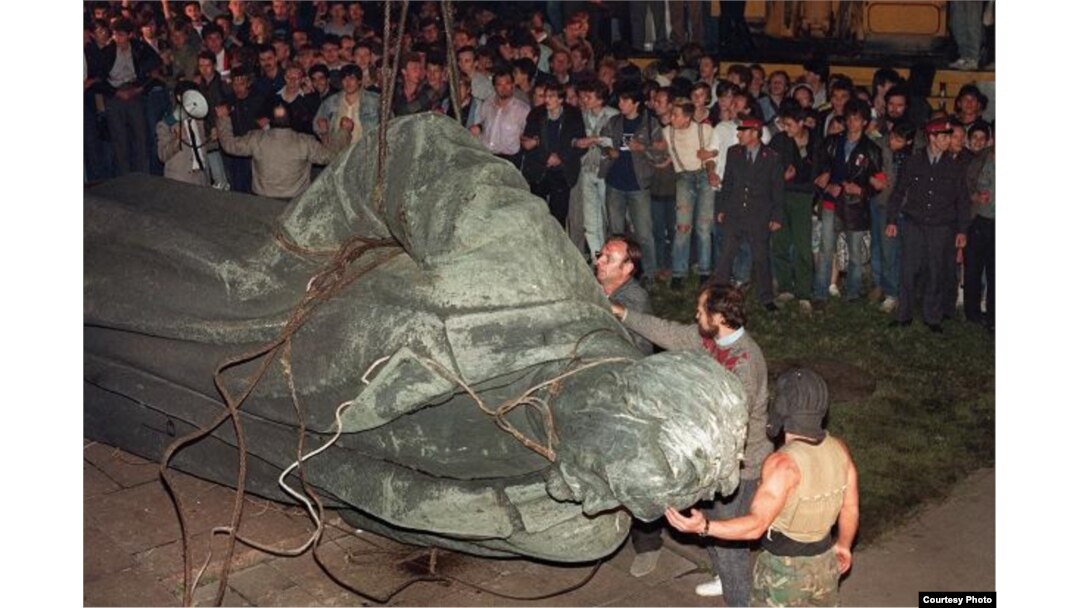 Estatua de Dzerzhinski la noche del 22 de agosto de 1991.