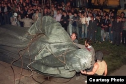 Estatua de Dzerzhinski la noche del 22 de agosto de 1991.