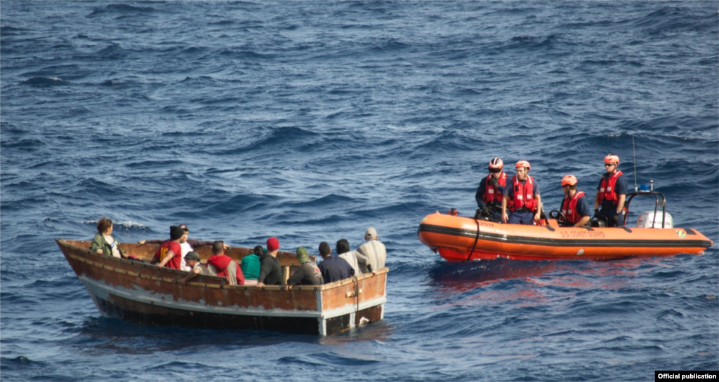 Cubanos interceptados por la Guardia Costera en Key West, Florida, el 30 de Dic de 2014. La rústica embarcación tenía 12 inmigrantes cubanos a bordo que más tarde fueron repatriados a Bahía de Cabañas. Foto USCOASTGUARD.