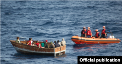 Cubanos interceptados por la Guardia Costera cerca de Cayo Hueso, el 30 de diciembre de 2014.
