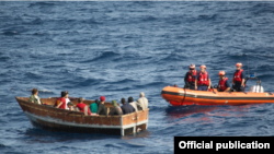 Cubanos interceptados por la Guardia Costera en Key West, Florida, el 30 de Dic de 2014. La rústica embarcación tenía 12 inmigrantes cubanos a bordo que más tarde fueron repatriados a Bahía de Cabañas. Foto USCOASTGUARD.