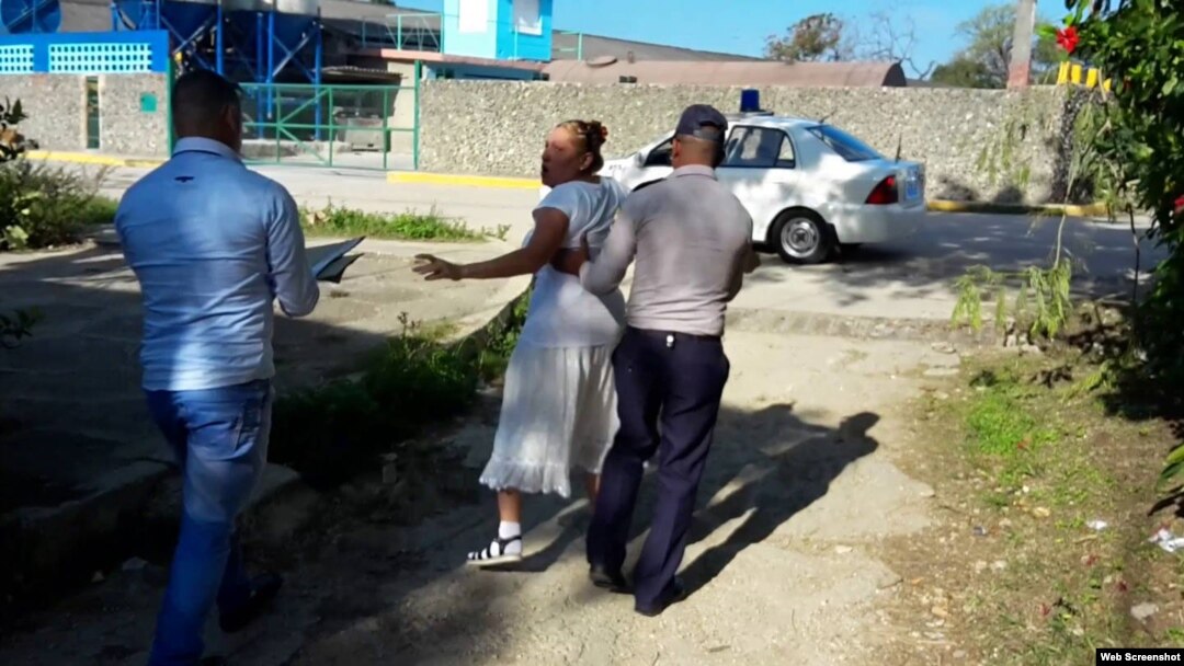 Arresto a Ada López Canino, en mayo de 2017. (Foto Facebook de Agustín López)