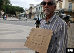 Hombre anuncia la venta de dos viviendas en un parque de La Habana