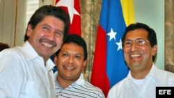  El canciller venezolano, Jesús Arnaldo Pérez (izda), conversa con Adan Chávez (dcha), embajador en Cuba y hermano del presidente Hugo Chávez, antes de firmar varios acuerdos de colaboración en 2004.