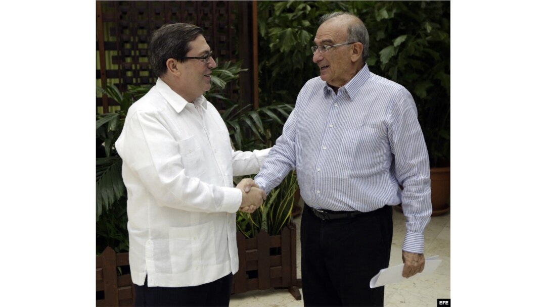 El jefe negociador del Gobierno colombiano, Humberto de la Calle, saluda al canciller cubano Bruno Rodríguez.