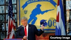 Donald Trump promete en la sede de la Brigada de Asalto 2506, en el corazón de Miami, luchar por restaurar la democracia en Cuba.