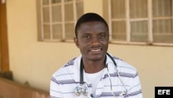El Dr. Martin Salia cuando trabajaba en Freetown, Sierra Leona. 