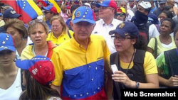 El alcalde metropolitano de Caracas, Antonio Ledezma (c), participó junto a los estudiantes en la marcha de este sábado en Caracas.