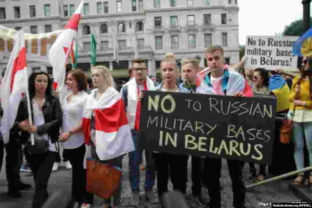 Bielorrusos protestan por la política exterior de Putin.