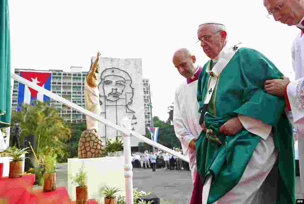 El papa Francisco sube al altar para oficiar la misa en la Plaza de la Revolución de La Habana, el domingo 20 de septiembre de 2015, ante miles de cubanos y fieles.
